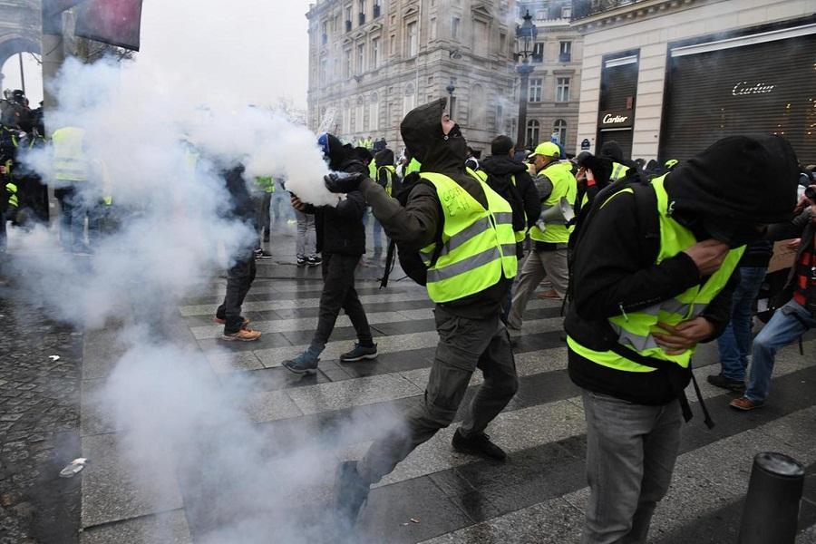 دولت فرانسه باز هم در برابر معترضان کوتاه آمد
