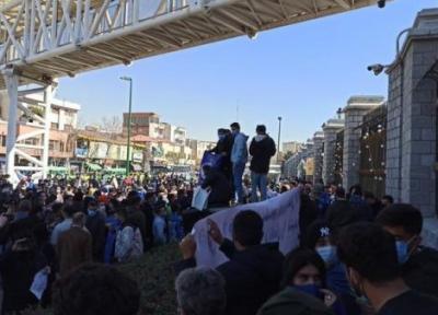 (عکس) تجمع هواداران استقلال مقابل مجلس و شعار علیه فکری