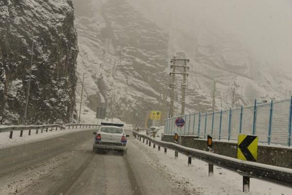 برف جاده چالوس و آزاد راه تهران ، شمال را بست