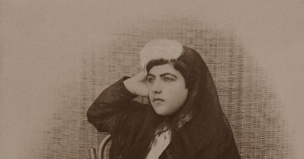 تصویر، عکس آتلیه ای از زن قاجاری